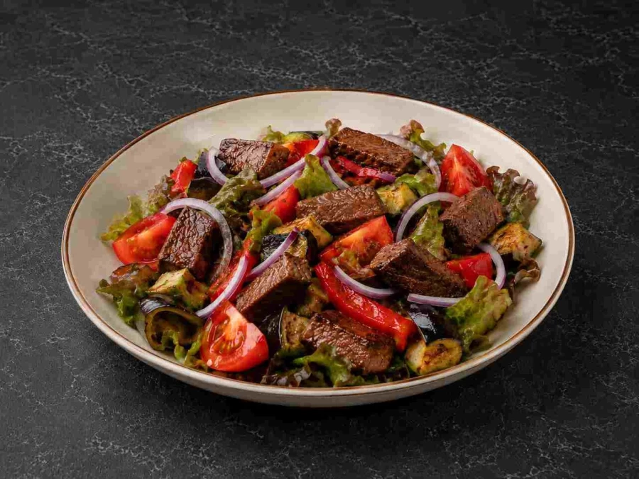 Тёплый салат с телячьей вырезкой и овощами 