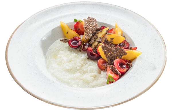 Каша рисовая (овсяная) с сезонными фруктами