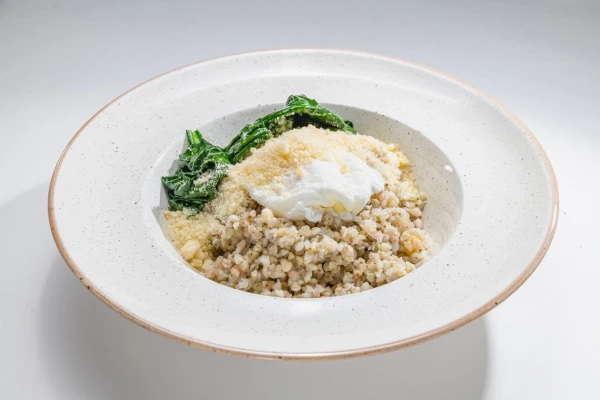 Зеленая гречка с пармезаном, шпинатом и яйцом пашот