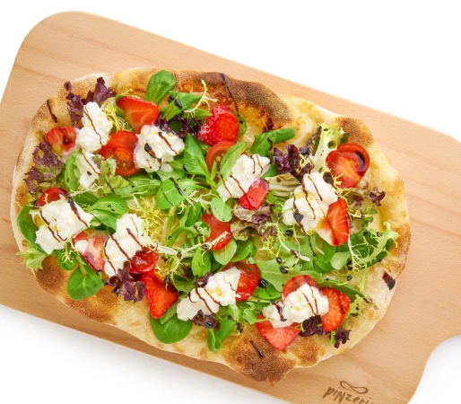 Буррата с клубникой и черри