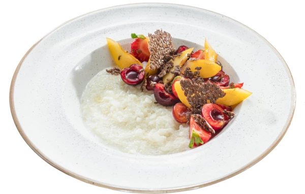 Каша рисовая (овсяная) на растительном молоке с сезонными фруктами