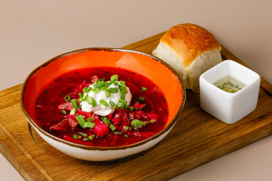 Борщ с говядиной и пампушкой 