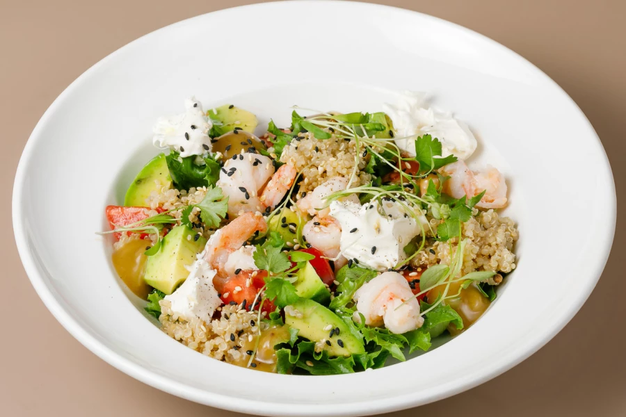 Салат с креветками и домашним сыром