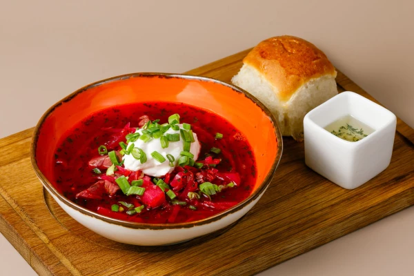 Борщ с говядиной и пампушкой