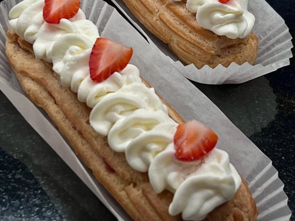 Эклер ягодный