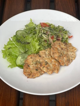 Куриные оладьи с капустным салатом