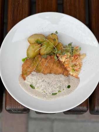 Шницель из свинины с молодым картофелем