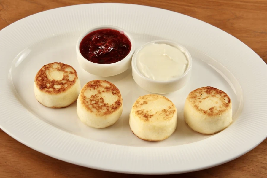 Сырники с вишневым соусом и сметаной