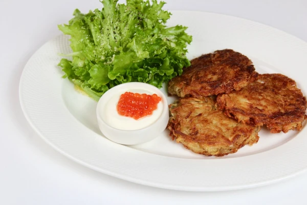 Драники из картофеля со сметаной и икрой