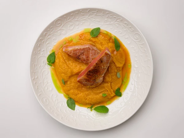 Стейк из тунца с кремом из моркови