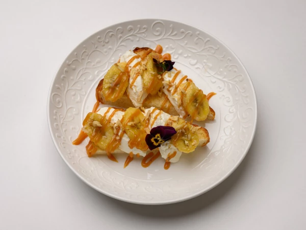 Тост с рикоттой и карамелезированным бананом