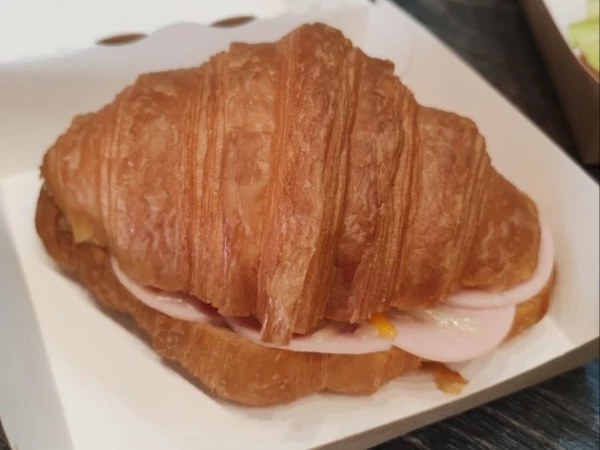 КРУАССАН С СЫРОМ И ВЕТЧИНОЙ