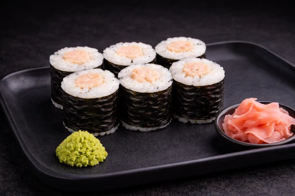 РОЛЛ С КУРИЦЕЙ И СПАЙСИ СОУСОМ