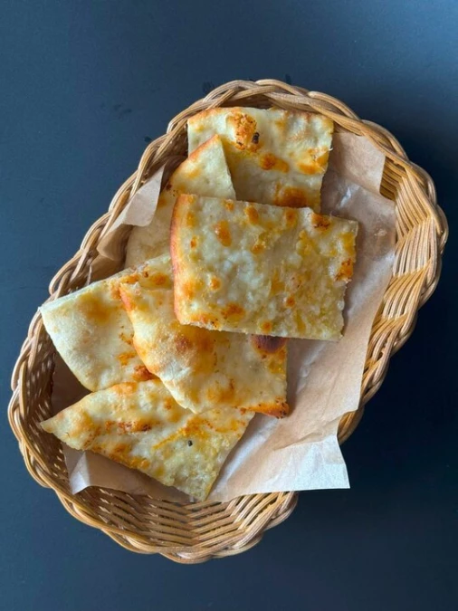 Лепешка с чесноком и сыром