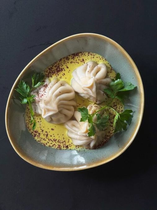 Рыбные хинкали в соусе белое вино