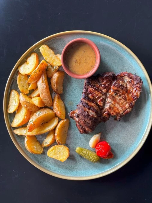 Пьяная свинина с картофелем по-деревенски