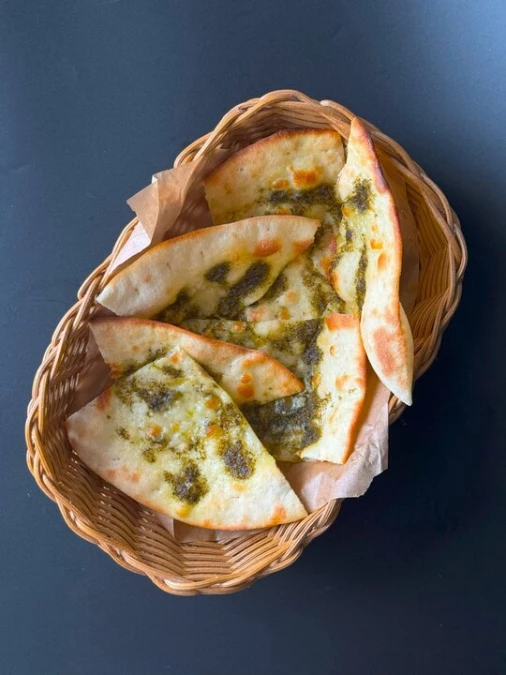 Лепешка с соусом песто