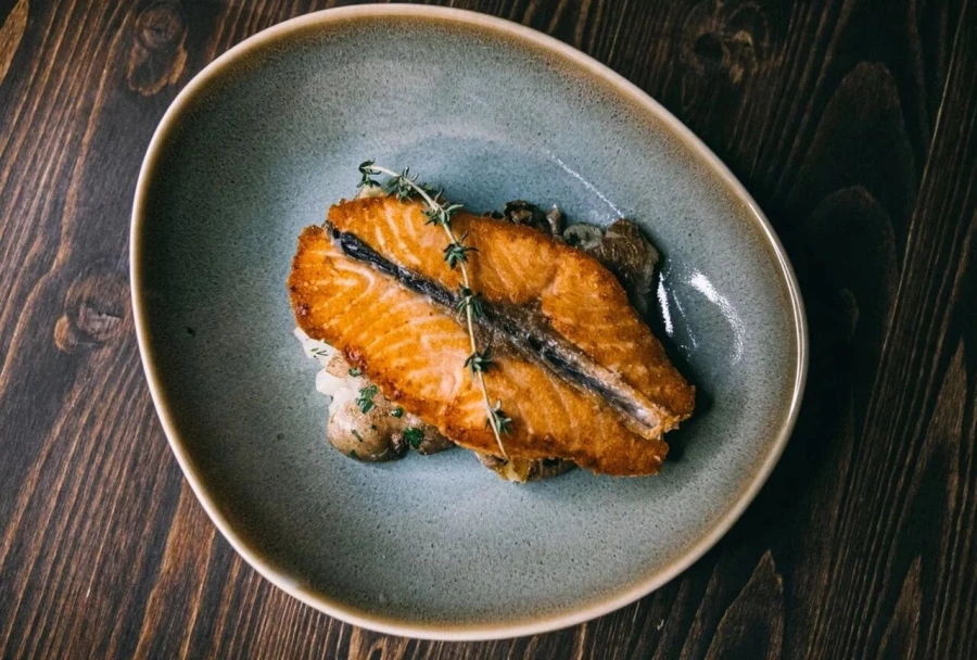 Стейк бабочка из форели с картофелем бейби