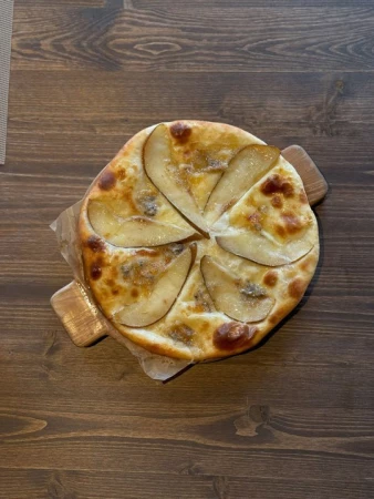 Хачапури с грушей и сыром дорблю