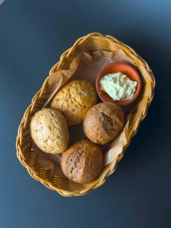 Хлебная корзина с взбитым маслом