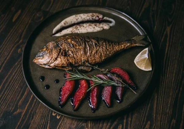 Дорадо с жареной грушей и соусом блю чиз