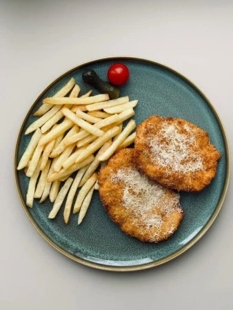 Шницель из индейки с картофелем фри