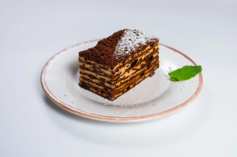 Медовик с черносливом