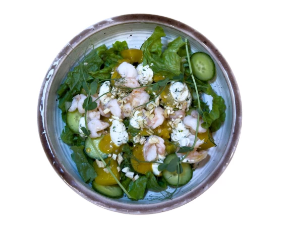 Салат с креветкой и манго