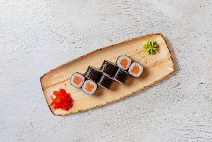 Маки с лососем 