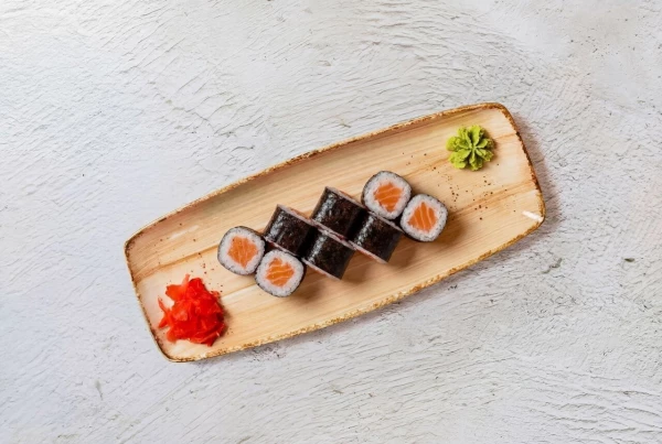 Маки с лососем 