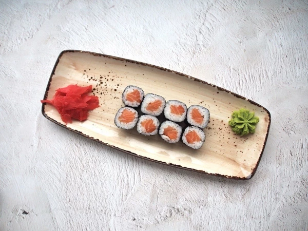 Маки с лососем 