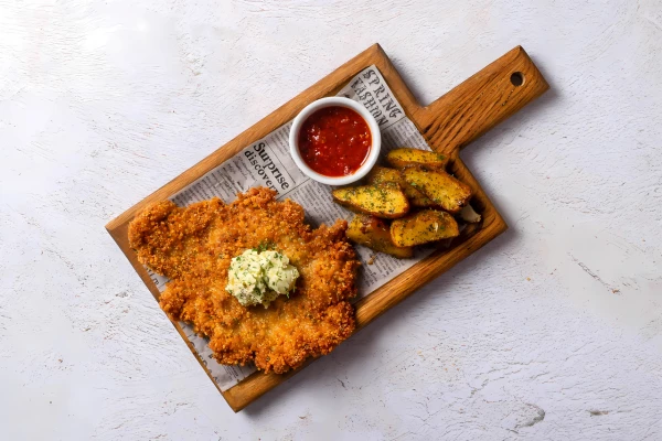 Шницель с картофелем айдахо и аджикой