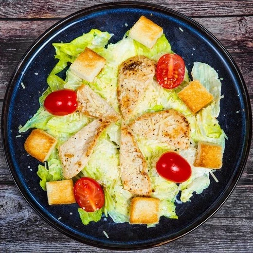салат цезарь с курицей