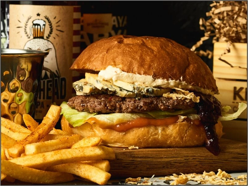 КБ с голубым сыром и соусом "Из сливы"