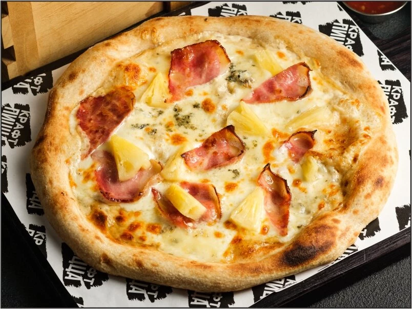 Пицца с ананасом, беконом и сыром "Дор блю"