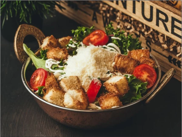 Салат "Цезарь" с индейкой в сухарях