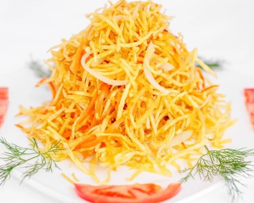 Жареный картофель соломкой с луком