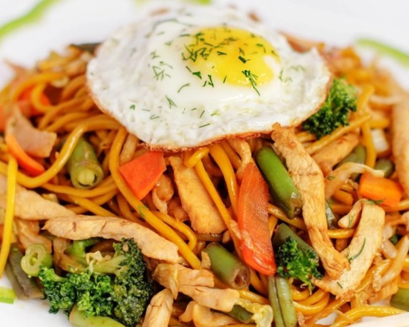  Лапша с курицей и яйцом