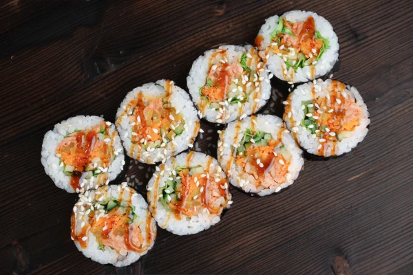 Кимпаб с жареным лососем