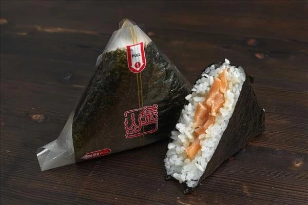 Онигири с лососем