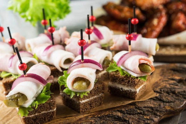 Канапе с копченой грудинкой и корнишонами