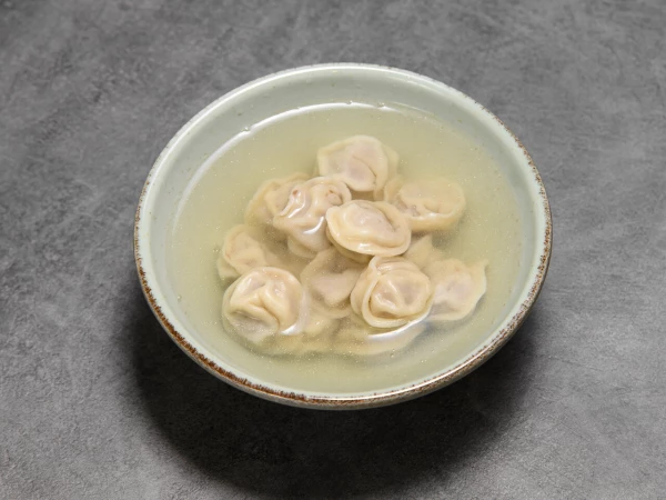Мясные пельмени с куриным бульоном