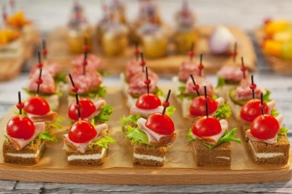 Канапе с копченой бужениной и помидоркой
