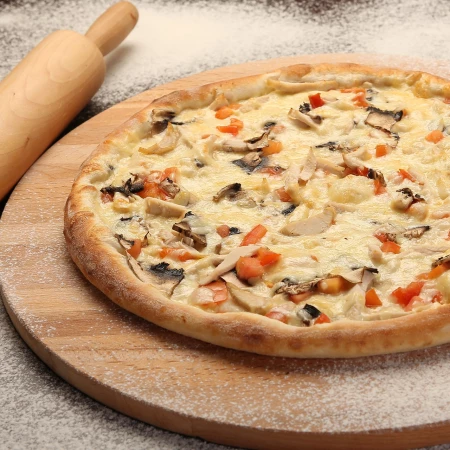 Сливочная с курицей пицца