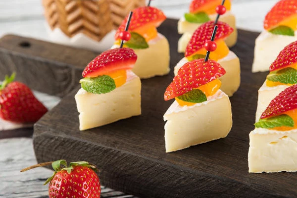 Сыр Бри с абрикосовым джемом и свежей клубникой