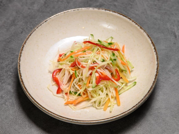 Салат капусты с огурцами и перцем