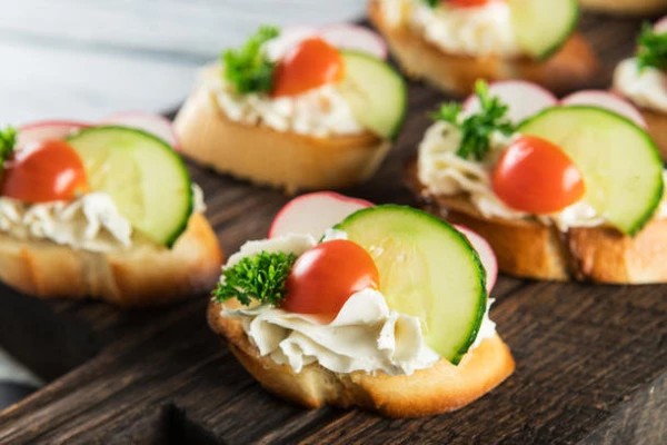 Брускетта с творожным сыром