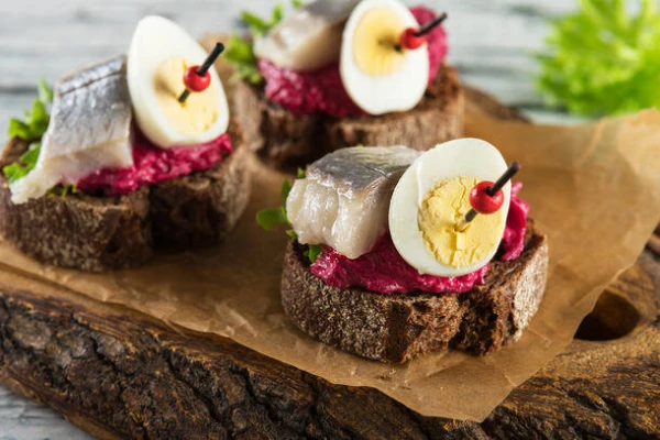 Брускетта с маринованной селедочкой и свеколкой