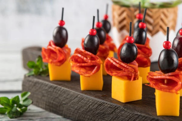 Канапе с колбаской Чоризо и пикантным сыром