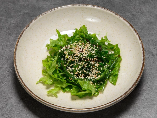 Салат чука с ореховым соусом